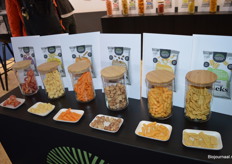 Nieuwe biologische snacks van Joannusmolen, met o.o. chocolade-, bananen-, kaas- en wortelsmaak. 